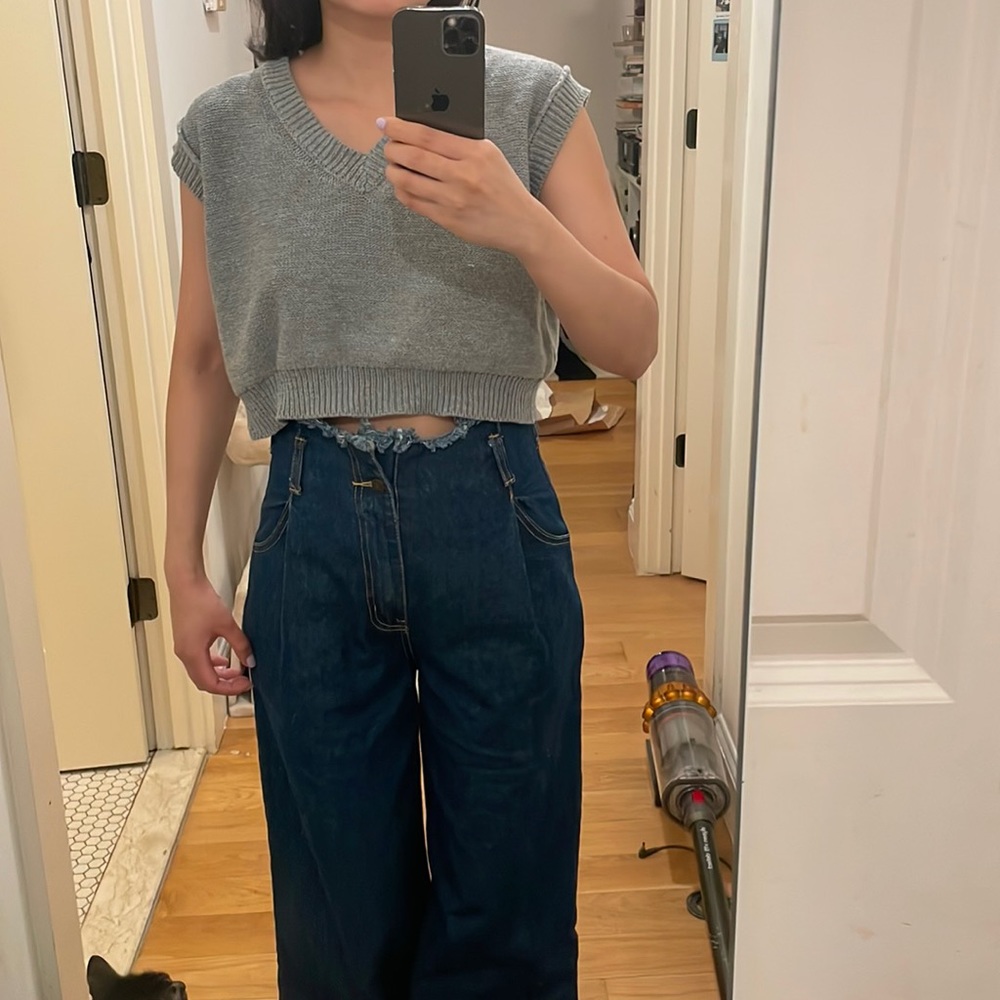 High waist and wide-leg jeans